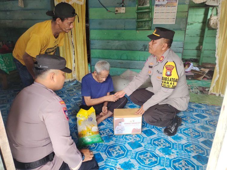 IPTU Sri Budianto dan IPTU Maidir Salurkan Paket Sembako Dari Kapolres Lingga Untuk Masyarakat