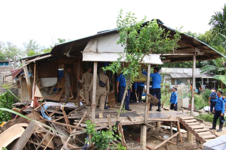 Polresta Barelang Bersama Tim Terpadu Tertibkan Bangunan Tempat Penyalahgunaan Narkoba di Kampung Madani