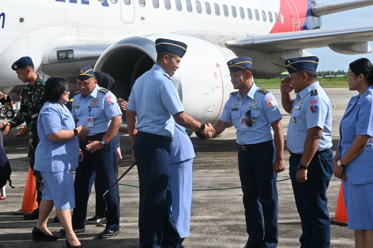 Prosesi Adat, Jajar Kehormatan, dan Forkopimda Sambut Danlanud RSA Baru di Natuna