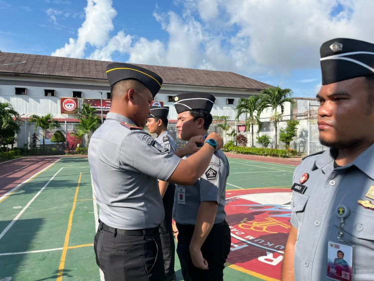 Setingkat Lebih Tinggi, Karutan Batam Pimpin Apel Pagi dan Penyematan Kenaikan Pangkat Pegawai