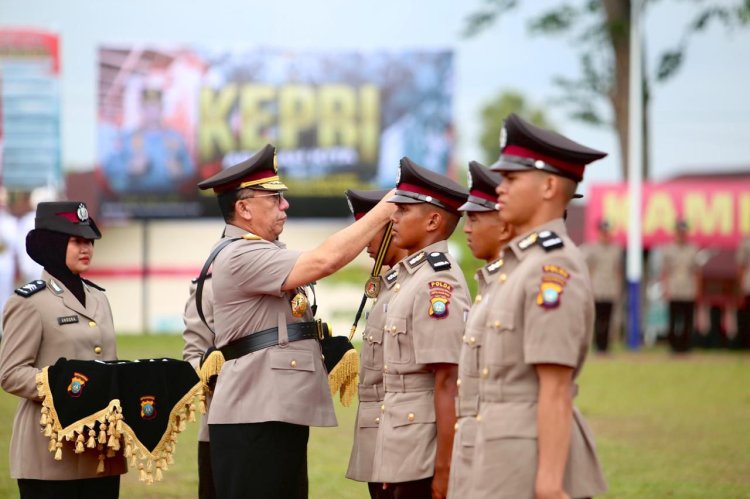 KAPOLDA KEPRI PIMPIN UPACARA PENUTUPAN PENDIDIKAN DAN PELANTIKAN 144 BINTARA POLRI GELOMBANG II T.A. 2024 DI SPN POLDA KEPRI