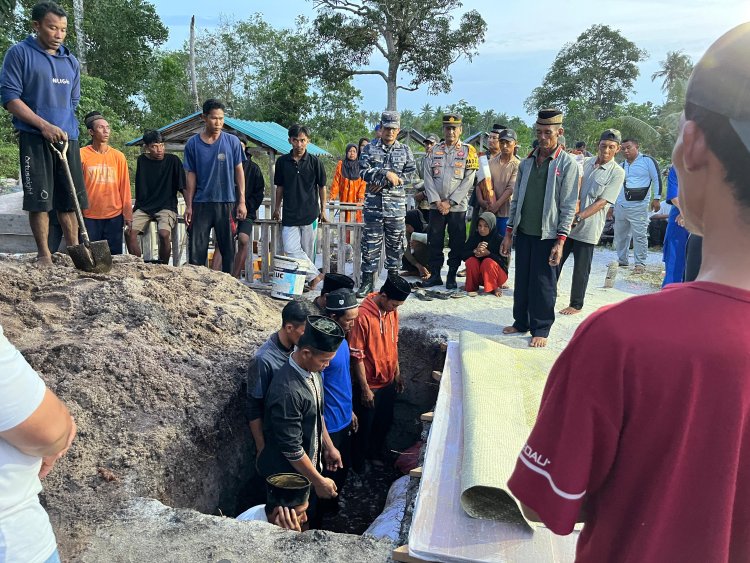 IPTU Henry Gunawan Bantu Pemakaman Korban Nelayan Tenggelam Warga Kampung Cukas di Desa Tg. Irat