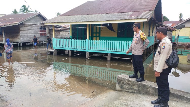 IPTU Henry Gunawan Melakukan Pemantauan Banjir Rob Akibat Pasang Air Laut