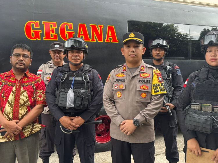 Polsek Sei Beduk Bersama Satgas Komposit Satbrimobda Polda Kepri Lakukan Sterilisasi Gereja-Gereja pada Malam Natal