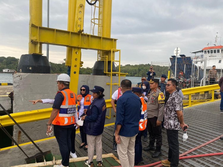 RESPON CEPAT POLDA KEPRI TANGANI KEBAKARAN KAPAL YANG TERJADI DI DERMAGA RORO TELAGA PUNGGUR