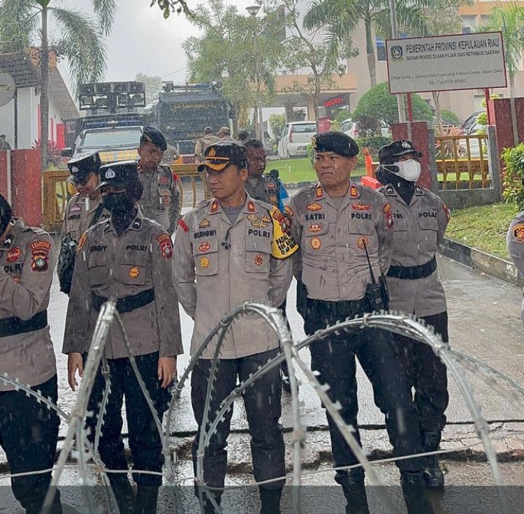 Hujan Deras Tak Halangi Tugas, Polresta Barelang Kawal Unjuk Rasa Koalisi Rakyat Batam di Graha Kepri