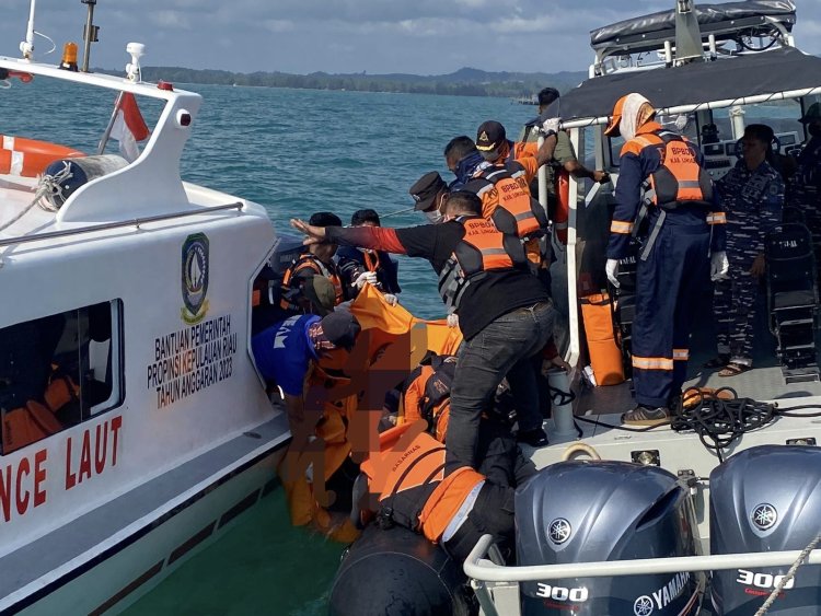 Personel Polres Lingga bersama Tim Gabungan Evakuasi Jenazah Nelayan Tenggelam di Perairan Kampung Baru Dabo Singkep