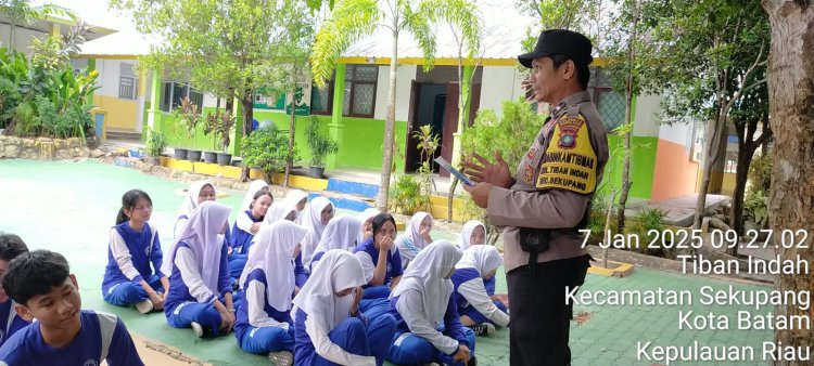 Bhabinkamtibmas Polsek Sekupang Aktif Sosialisasikan PPDB SMA Kemala Taruna Bhayangkara