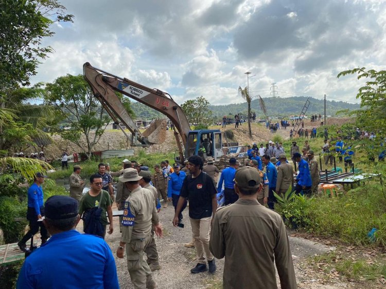 Polresta Barelang Bersama Tim Terpadu Kota Batam Amankan Penertiban Lahan Di Tembesi Tower, Sagulung