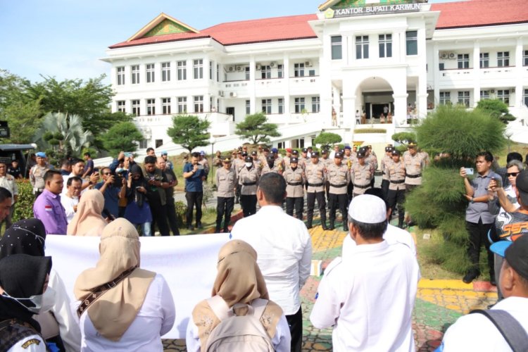 Polres Karimun Kawal Aksi Unras IPN, ASN, dan Honorer di Kantor Bupati