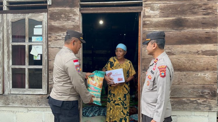 AKP Sri Budianto Bersama IPTU Henry Gunawan Salurkan Paket Sembako Dari Kapolres Lingga kepada Masyarakat Kurang Mampu