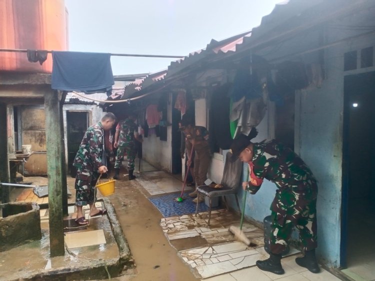 Babinsa Sungai Beduk Peduli, Bantu Warga Bersihkan Sisa Lumpur Pasca Banjir