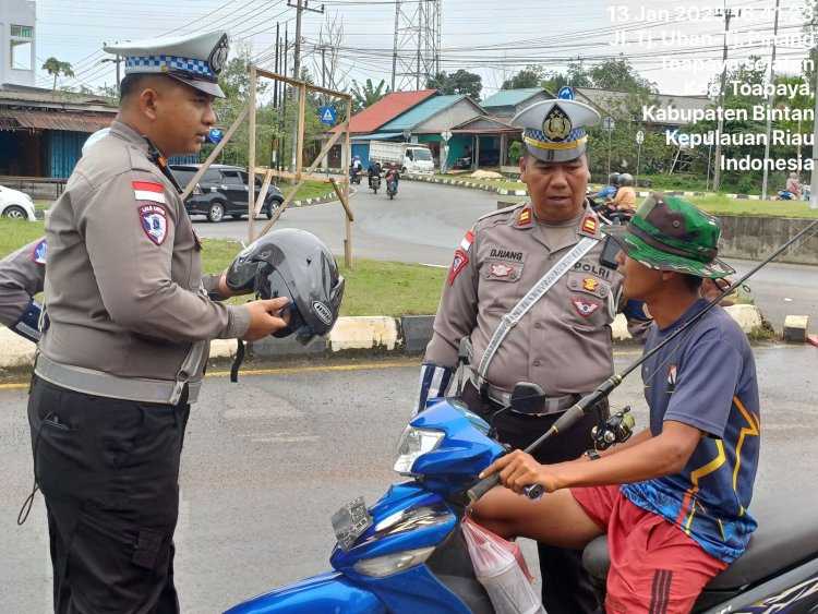 Helm Gratis Dari Polisi Untuk Masyarakat