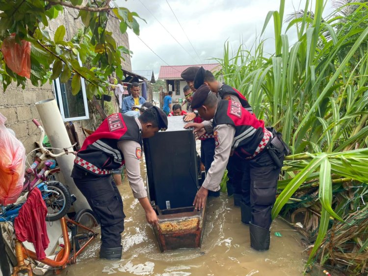 Hujan Tidak Menjadi Penghalang, Samapta Polres Karimun Terus Berikan Pelayanan Yang Terbaik Untuk Masyarakat Di Tengah Banjir Rob