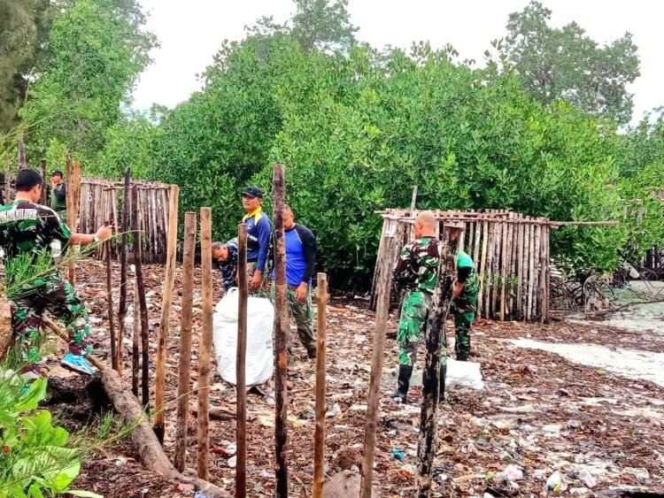 Personel Lanud Raden Sadjad Natuna Bersihkan Pantai, Pastikan Operasional Landasan Tetap Aman