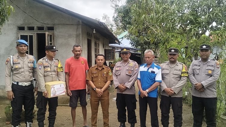 Penyerahan Bantuan Sosial untuk Korban Banjir oleh Kapolda Kepri Melalui Polres Karimun