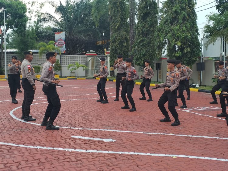 Personel Polres Karimun Asah Keahlian Bela Diri dengan Latihan Tongkat T