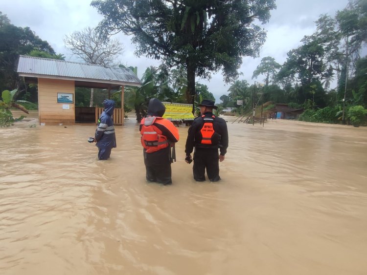 Personel Polsek Daik Lingga Patroli Cek Debit Air di Hari Ke-5 Siaga Bencana Banjir