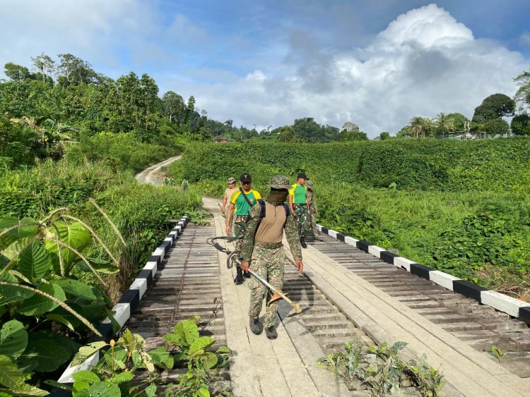 Satgas Pamtas Yonarmed 11 Kostrad Gelar Karya Bakti Pembersihan Lapangan Bola di Kampung Saliku, Malaysia