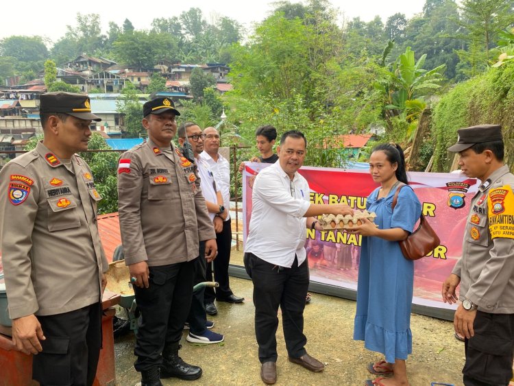 Polsek Batu Ampar Salurkan Bansos Bagi Warga Terdampak Tanah Longsor di Seraya