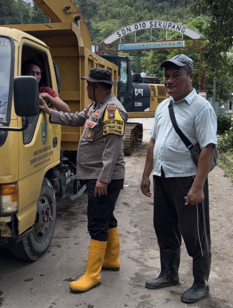 Polsek Sekupang Kawal Pengangkatan Tanah Longsor di Tiban Lama, Imbau Waspada Cuaca Ekstrem