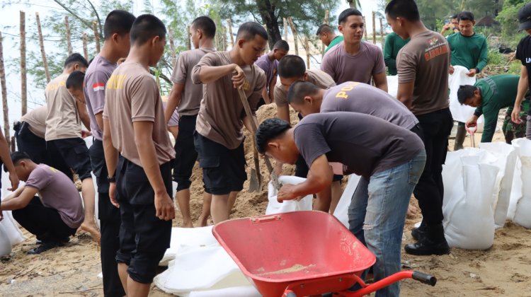 Sinergitas TNI - Polri dan Pemerintah Kecamatan Singkep Gotong Royong Perbaikan Jalan Rusak