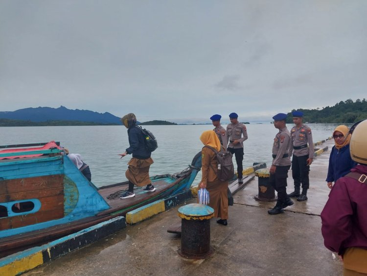 Personel Satpolairud Polres Lingga Laksanakan Pengamanan dan Pengaturan Aktivitas Penyeberangan di Dermaga Pelabuhan Jagoh