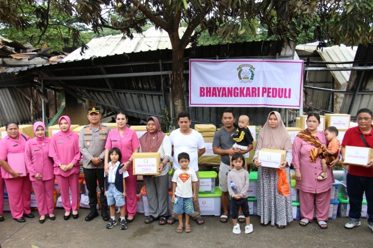 Bhayangkari Peduli Korban Kebakaran, Ny. Cathy Heri Ompusunggu Salurkan Bansos di Perumahan Aspol Polresta Barelang