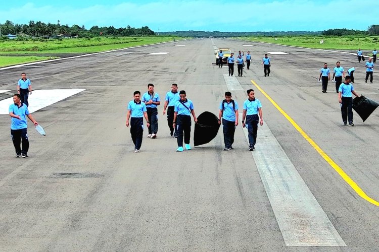 Keselamatan Penerbangan Jadi Prioritas, Lanud Raden Sadjad Natuna Bersihkan Landasan Pacu