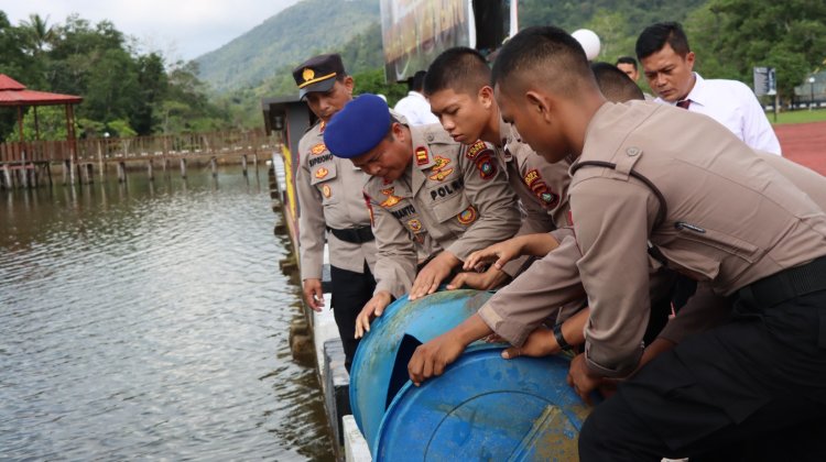 AKBP Apri Fajar Hermanto Tebar 8.000 Ikan Nila, Dukung Ketahanan Pangan di Lingga