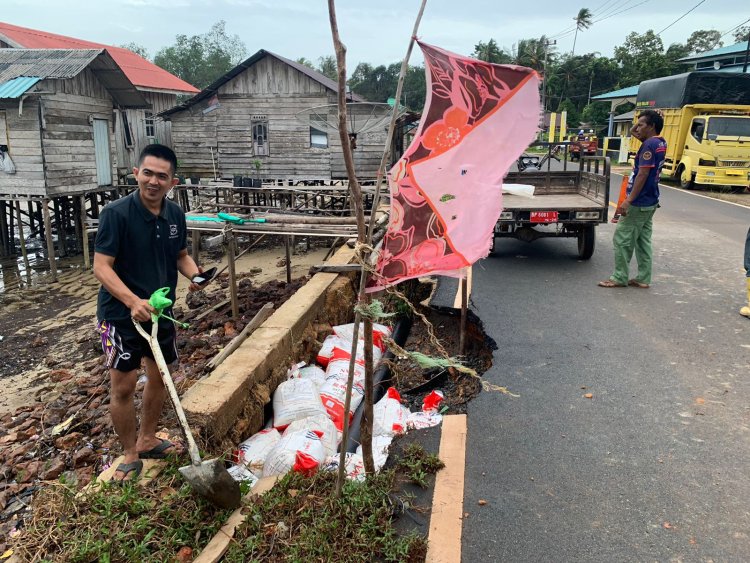 Brigpol Sukoy De Komar Bersama Babinsa dan Pemerintah Desa Sedamai Bersinergi Bangun Tanggul Darurat