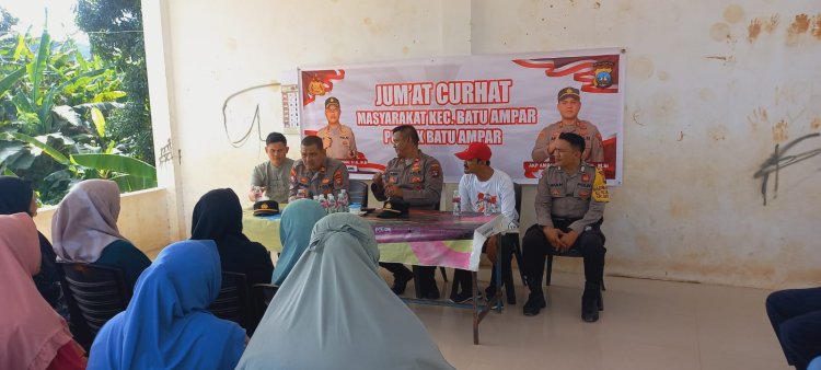 Jumat Curhat di Batu Ampar: Polisi Dengarkan Keluhan Warga dan Berbagi Bansos