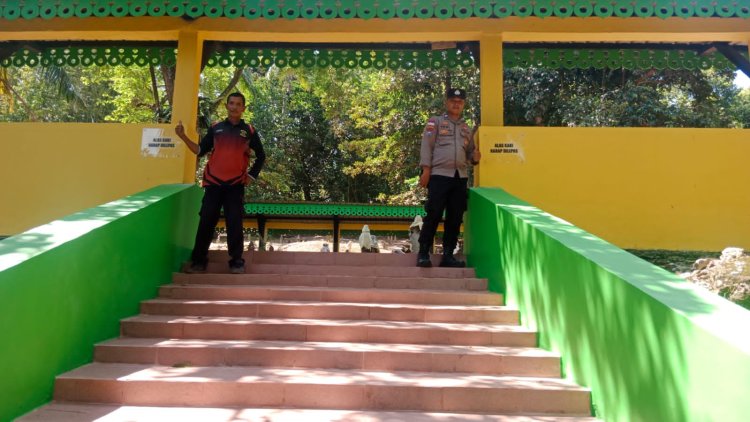 Polsek Daik Lingga dan Warga Bersama-Sama Pasang Batas Alas Kaki di Makam Keluarga Tokoh Bersejarah dengan Dukungan Kapolres Lingga