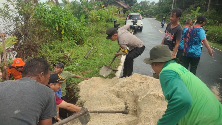 Brigadir Steven Silap bersama Babinsa dan Pemerintah Desa Persing Gotong Royong Perbaikan Jalan Rusak