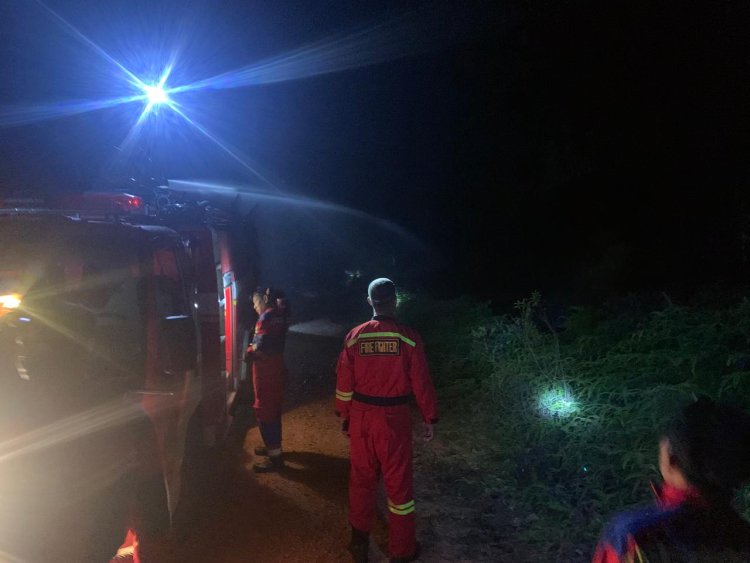 IPTU Henry Gunawan Bersama Personel Respon Cepat Padamkan Kebakaran Hutan dan Lahan di Tanah Putih