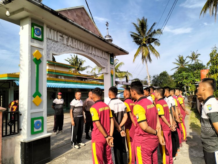 KOMPOL Andi Sutrisno, A.Md.,S.H.,M.H., Pimpin Bersih-Bersih di Masjid Miftahul Jannah Desa Setajam