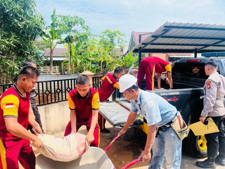 IPTU Arpen Salurkan Bantuan Material Bangunan dari Kapolres Lingga untuk Masjid Miftahul Jannah