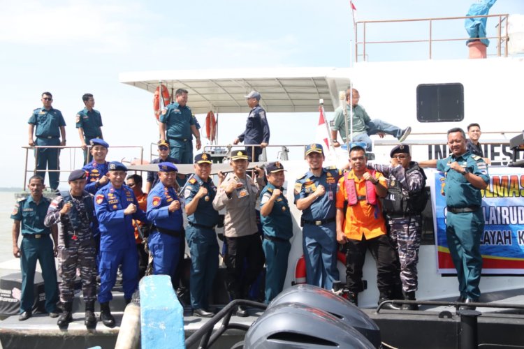 Kampanye Keselamatan Pelayaran, Satpolairud Polres Karimun Bersama KSOP, Lanal TBK, dan Basarnas Bagikan Life Jacket serta Sembako kepada Nelayan