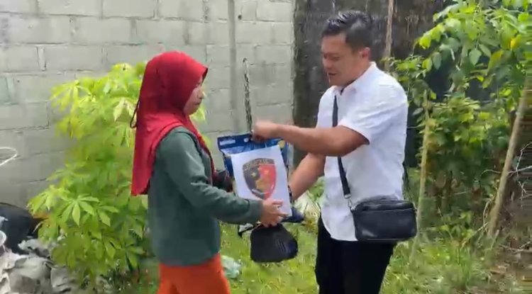 IPTU Maidir Riwanto, S.H., Temui Warga Kurang Mampu, Berikan Paket Sembako dari Kapolres Lingga