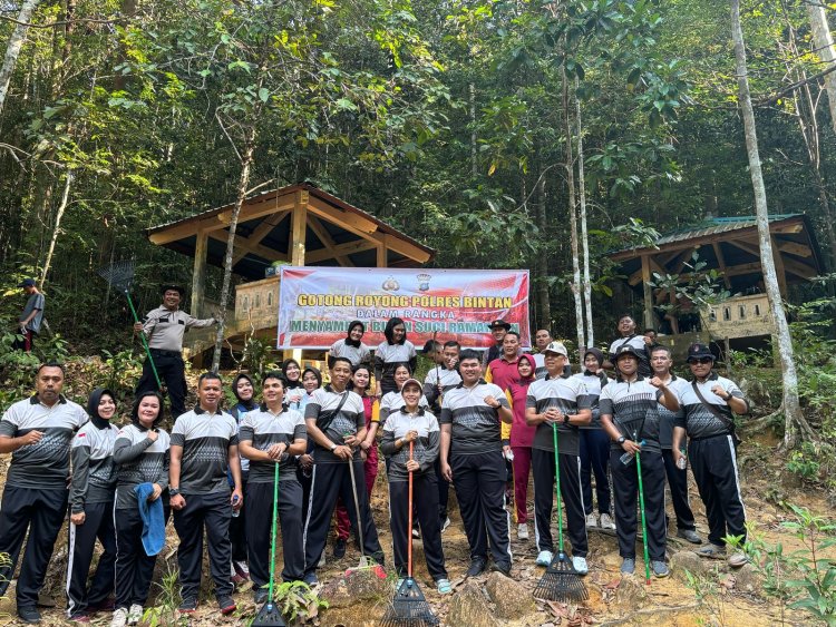 Jaga Kesehatan Kapolres Bintan Mengajak Anggota Mendaki Gunung Lengkuas