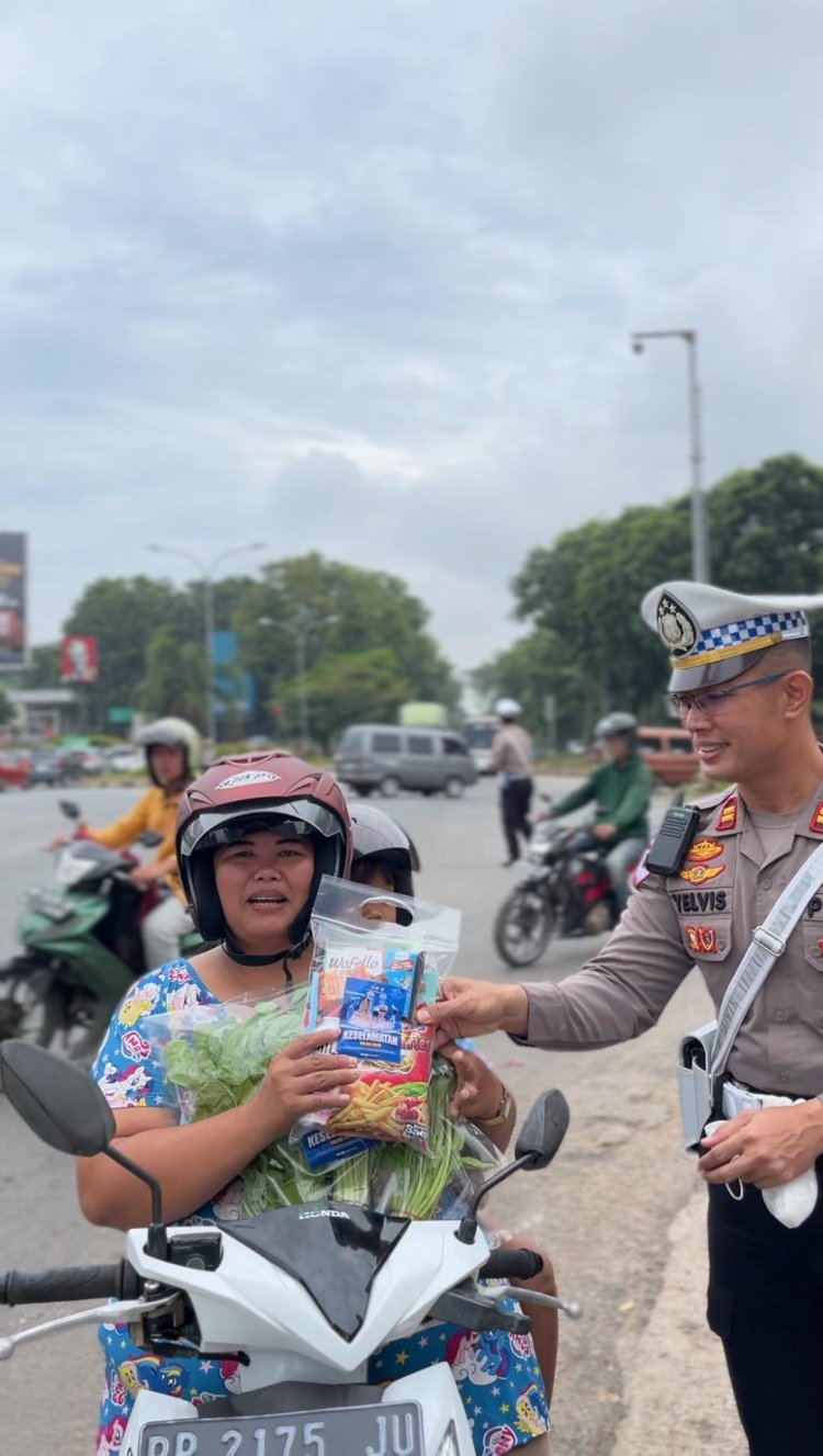 Operasi Keselamatan Seligi 2025,Satlantas Polresta Barelang Kembali  Membagikan Helm, Sayuran, dan Goodie Bag kepada Masyarakat