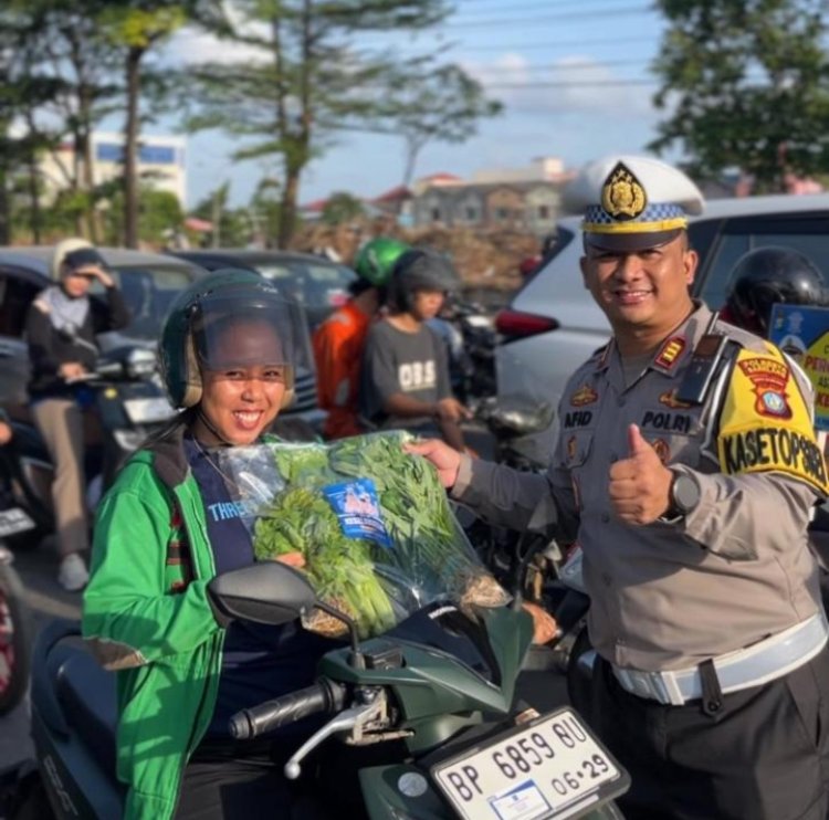 Dalam Operasi Keselamtan Seligi 2025 Satlantas Polresta Barelang Kembali Membagikan Helm, Sayuran Dan Goodie Bag Kepada Masyarakat Pengguna Jalan Raya