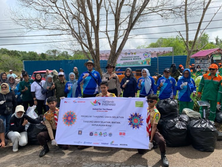 Memperingati Hari Peduli Sampah Nasional, Polsek Bintan Utara Bersama Kecamatan Bintan Utara Laksanakan Gotong Royong