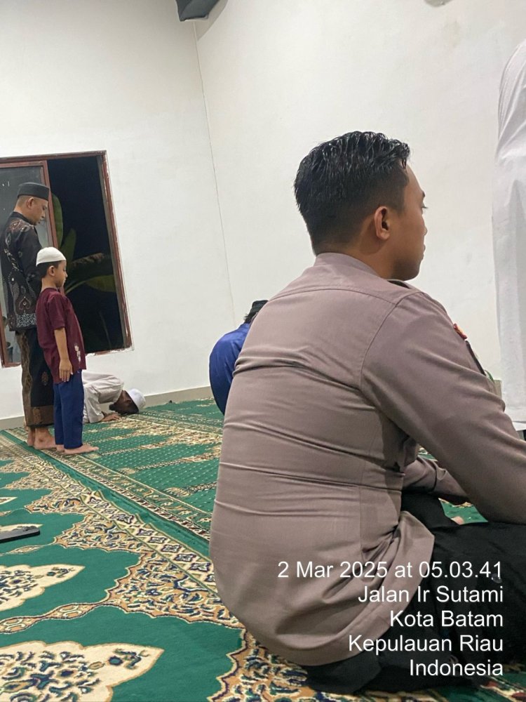 Polsek Sekupang Laksanakan Pengamanan Sholat Subuh Pertama Ramadhan di Masjid Al-Jamaah