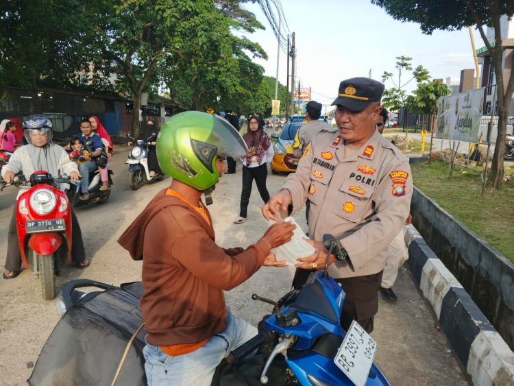 Polsek Sagulung Gelar Road Show Pembagian Takjil, Pererat Kebersamaan di Bulan Ramadhan