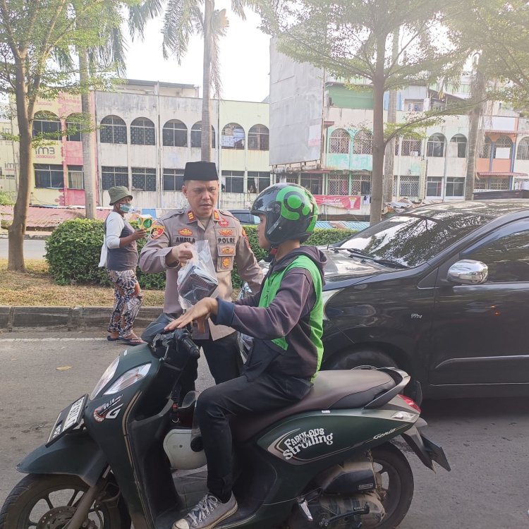 Polsek Batu Ampar Bagikan Takjil Gratis dan Himbauan Kamtibmas di Bulan Suci Ramadan