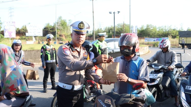 Polri Berbagi, Polres Bintan Bagikan Takjil Gratis