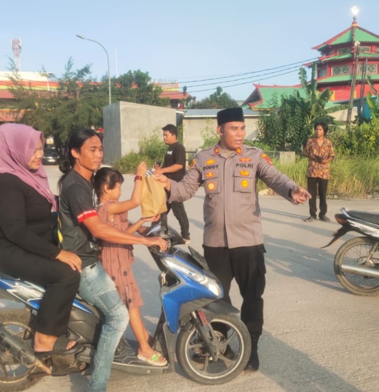 Saat Kapolsek Bengkong dan Anggotanya Berbagi 150 Takjil ke Pengguna Jalan di Bulan Ramadan