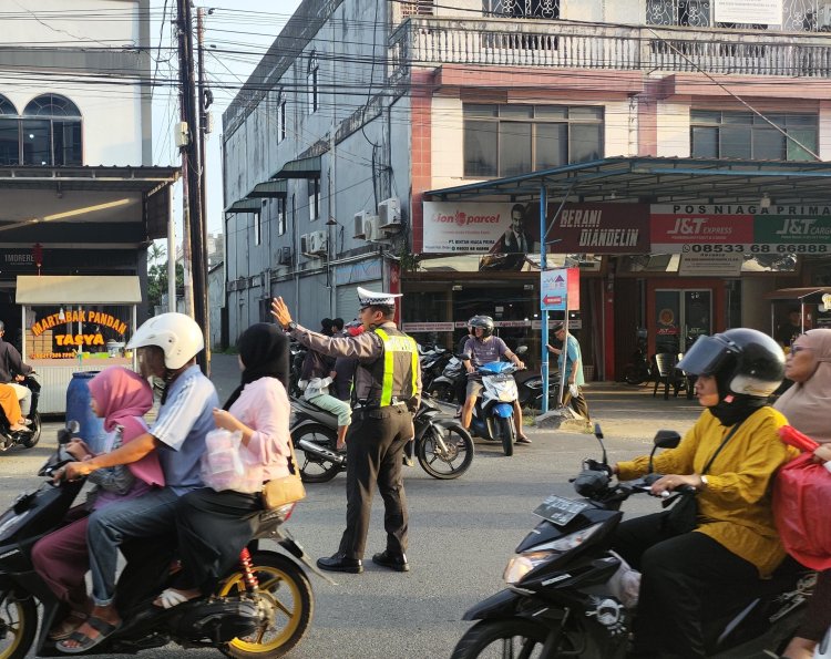 Menjelang berbuka Puasa, personil Polres Bintan gatur lalulintas