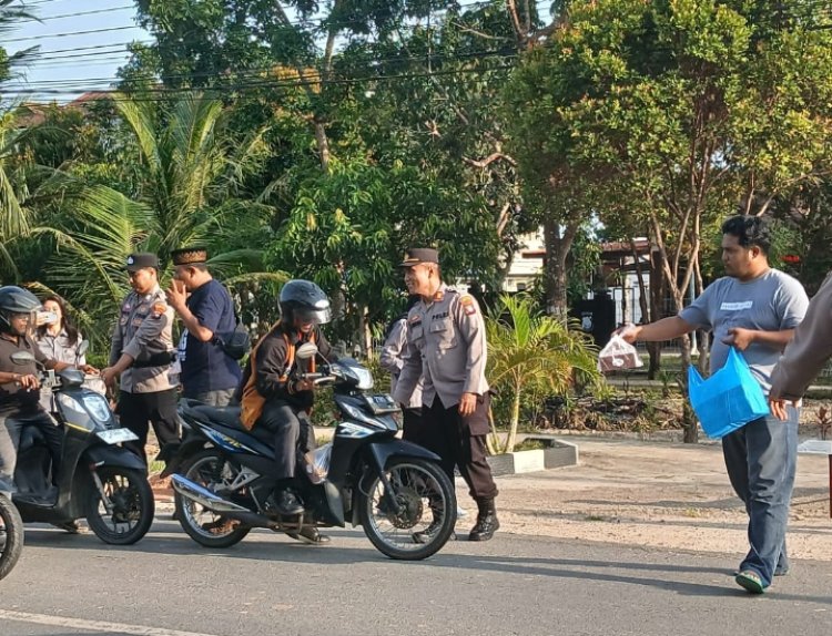 Polsek Sungai Beduk laksanakan Pembagian Takjil, Wujud Kepedulian kepada Masyarakat Kec. Sungai Beduk